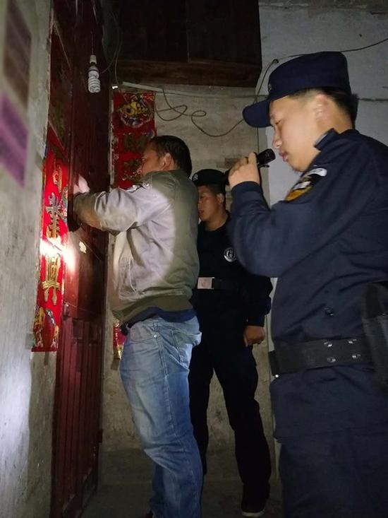 龙山镇粗心妈妈误将幼女锁家中 