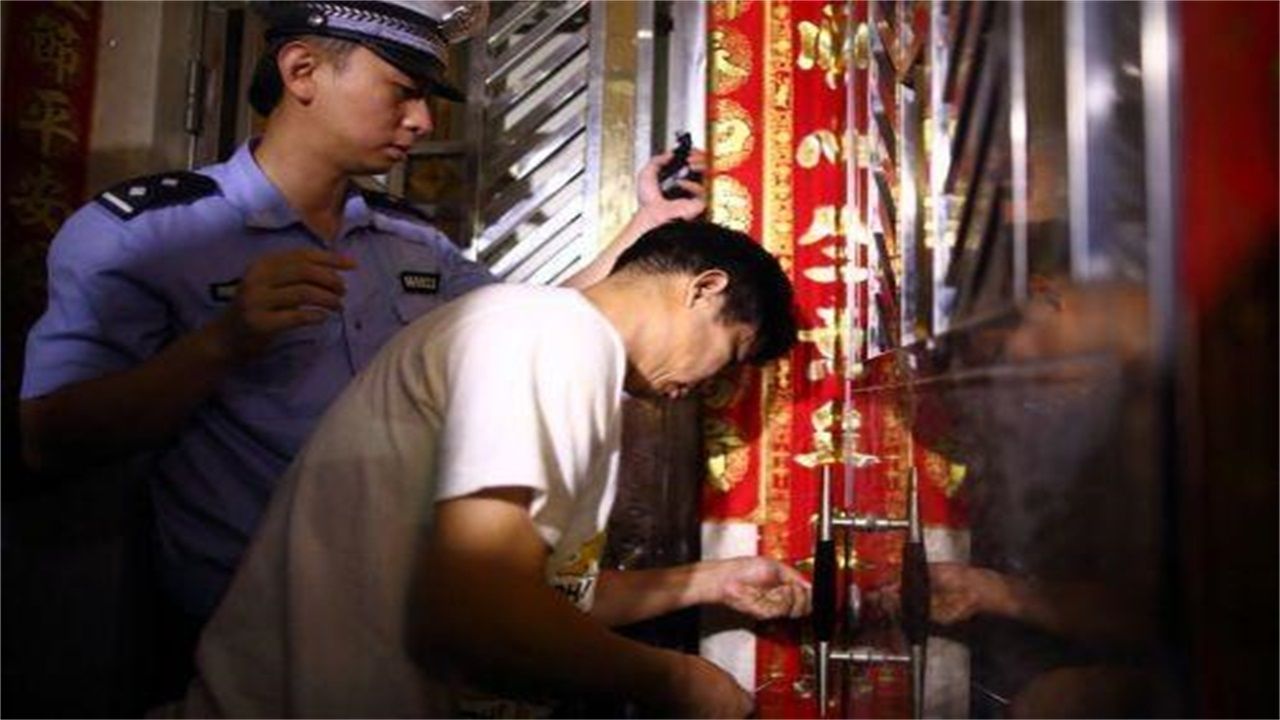 龙山镇请开锁师傅开了锁后，师傅